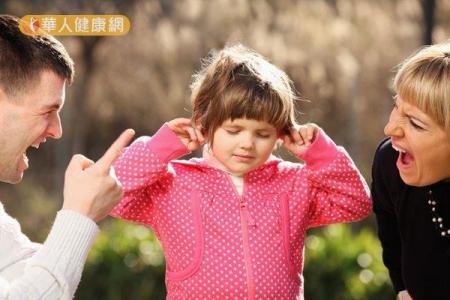 管教太嚴格！研究：可能導(dǎo)致孩子變胖